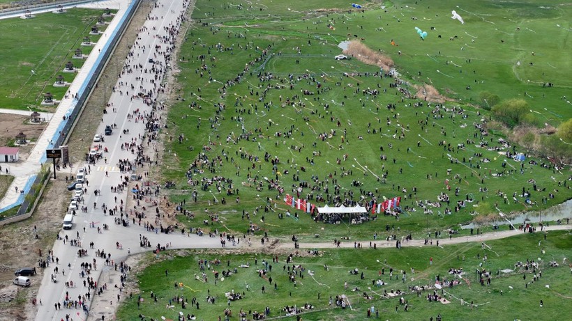 Uçurtmalar gökyüzünü süsledi: Van’da 23 Nisan’a renkli kutlama - Resim: 18
