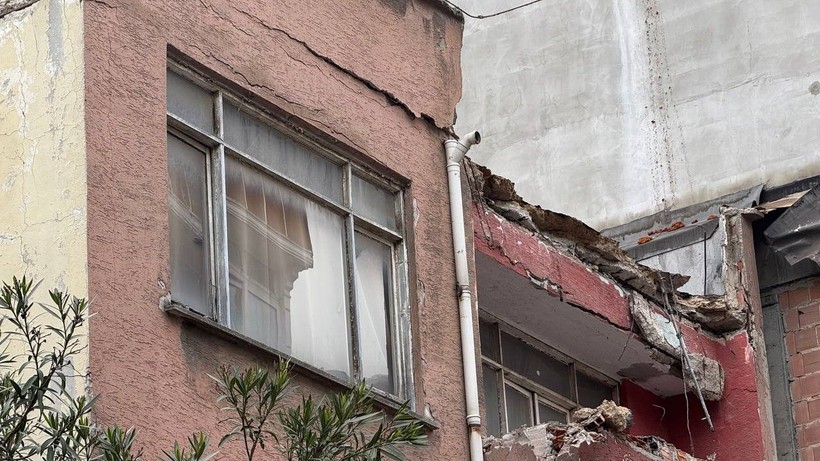 Depremde çatısı yıkılan bina tahliye edildi - Resim: 3