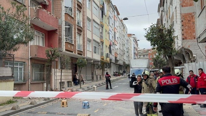 Depremde çatısı yıkılan bina tahliye edildi - Resim: 4