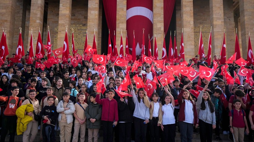 Çocuklar Ata'nın huzurunda - Resim: 3