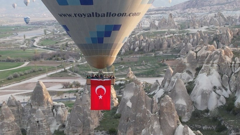 Kapadokya'da balonlar 23 Nisan için havalandı - Resim: 4