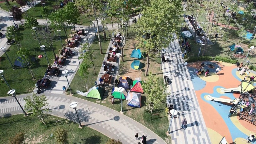 İstanbul’da bazı vatandaşlar çadırlarda ve araçlarda kalmaya devam ediyor - Resim: 2