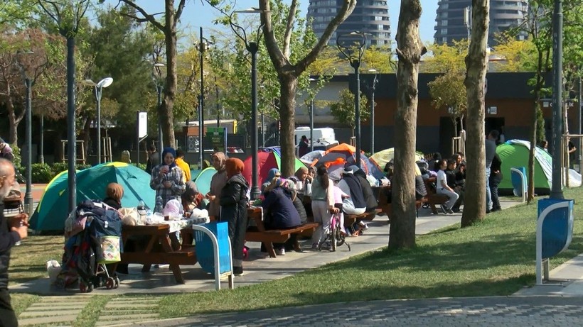 İstanbul’da bazı vatandaşlar çadırlarda ve araçlarda kalmaya devam ediyor - Resim: 4