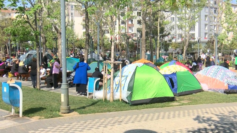 İstanbul’da bazı vatandaşlar çadırlarda ve araçlarda kalmaya devam ediyor - Resim: 5