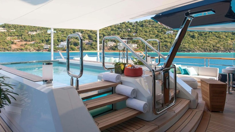 Yüzen saray Bodrum'da: Haftalık kirası 1.1 milyon euro, içinde yok yok - Resim: 4