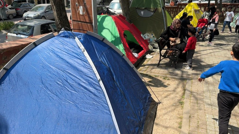 İstanbul'da evlerine girmeye çekinenler çadırlarda kalmaya devam ediyor - Resim: 1