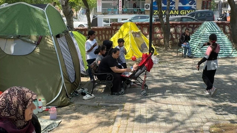 İstanbul'da evlerine girmeye çekinenler çadırlarda kalmaya devam ediyor - Resim: 4