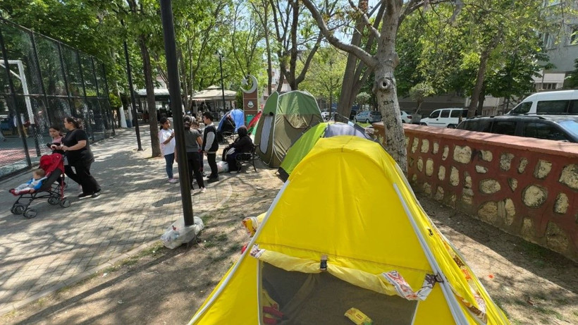 İstanbul'da evlerine girmeye çekinenler çadırlarda kalmaya devam ediyor - Resim: 6