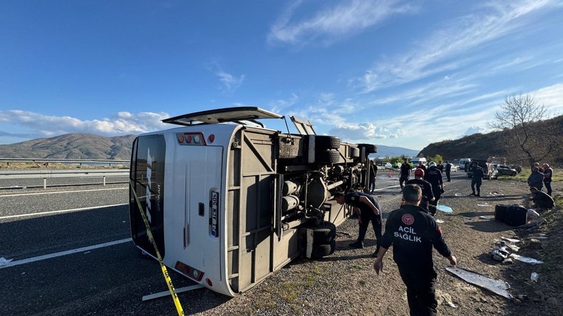 Elazığ’da midibüs devrildi: 25 yaralı - Resim: 1