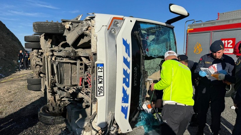 Elazığ’da midibüs devrildi: 25 yaralı - Resim: 2
