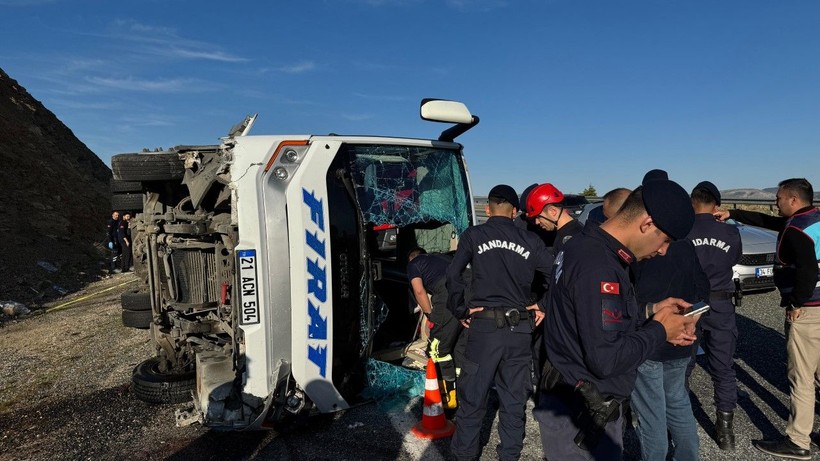 Elazığ’da midibüs devrildi: 25 yaralı - Resim: 3
