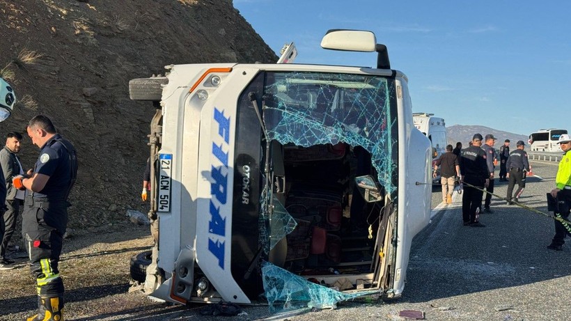 Elazığ’da midibüs devrildi: 25 yaralı - Resim: 5