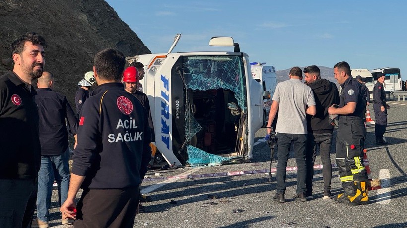 Elazığ’da midibüs devrildi: 25 yaralı - Resim: 6