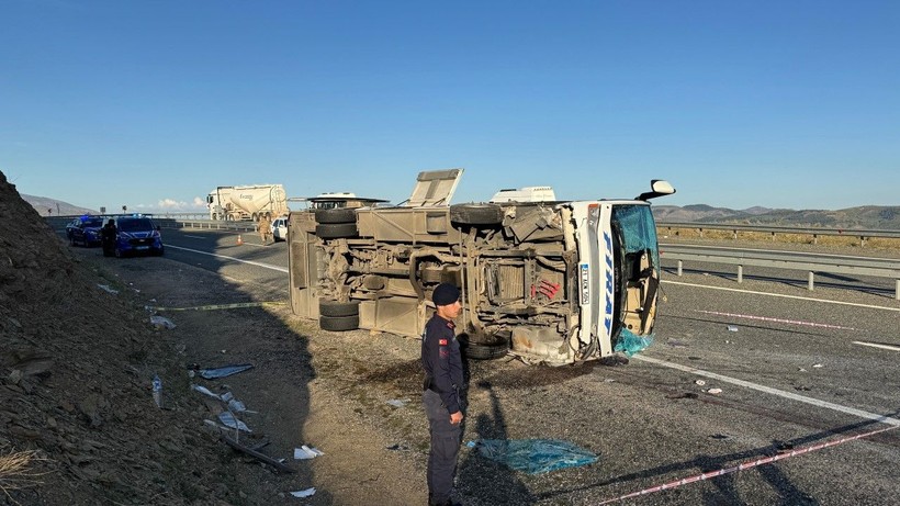 Elazığ’da midibüs devrildi: 25 yaralı - Resim: 8