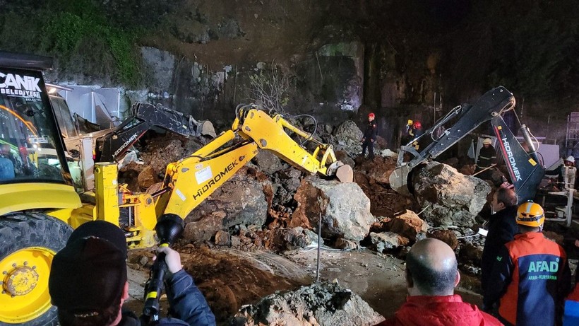 Samsun’da heyelan: 3 ölü - Resim: 12