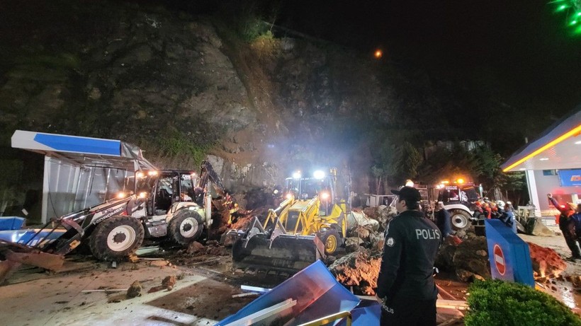 Samsun’da heyelan: 3 ölü - Resim: 14