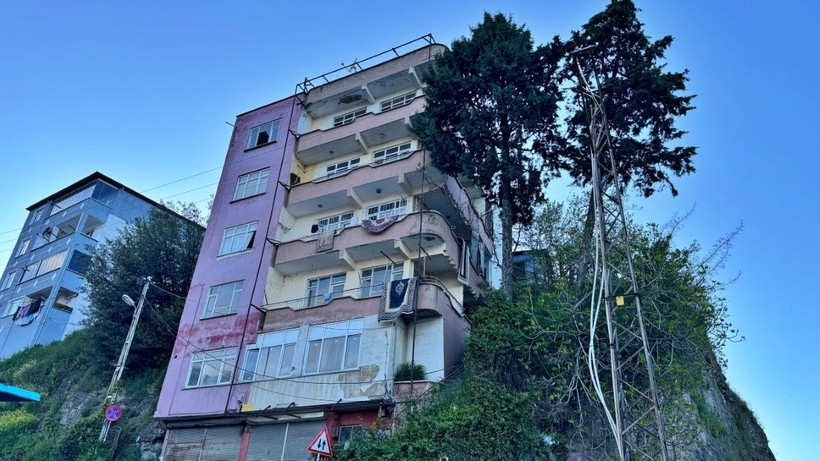 Heyelan bölgesindeki bina tahliye edildi - Resim: 2