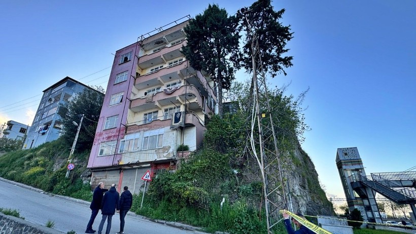 Heyelan bölgesindeki bina tahliye edildi - Resim: 4