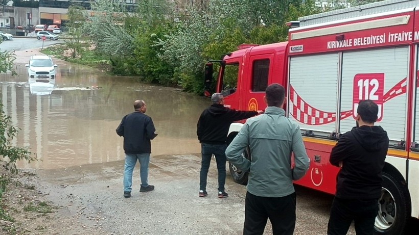 Sağanak vurdu: Dereler taştı, ev ve iş yerlerini su bastı - Resim: 10