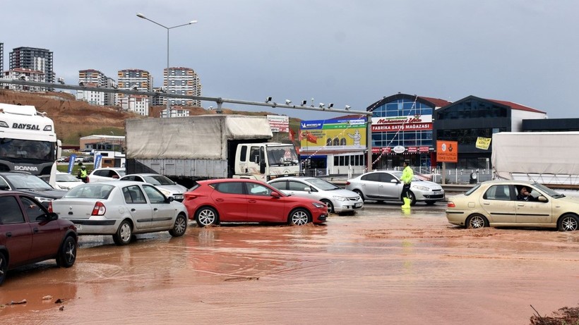 Sağanak vurdu: Dereler taştı, ev ve iş yerlerini su bastı - Resim: 14