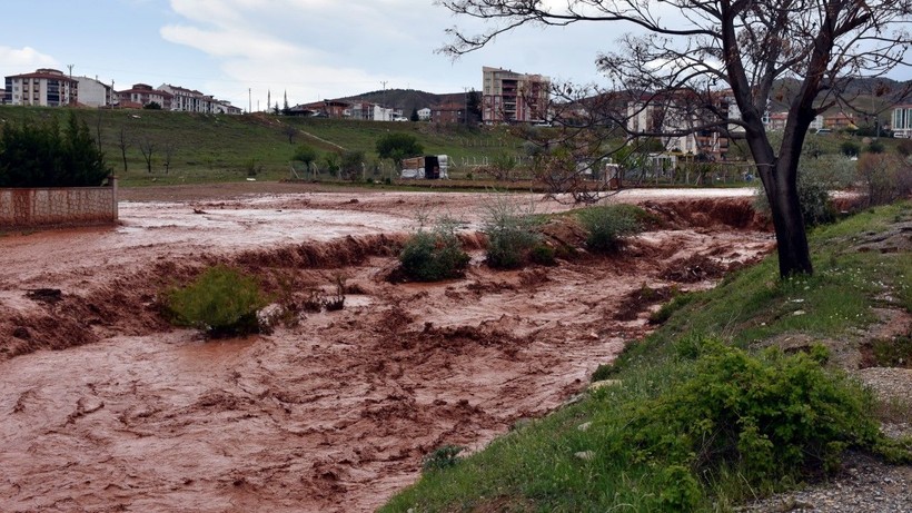 Sağanak vurdu: Dereler taştı, ev ve iş yerlerini su bastı - Resim: 16
