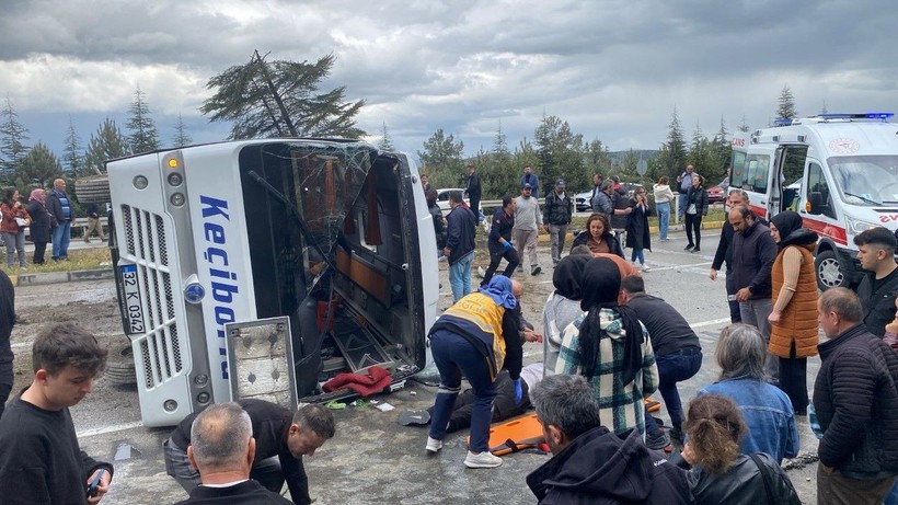 Isparta’da midibüs devrildi: 15 kişi yaralı - Resim: 1