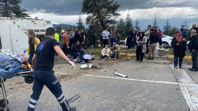 Isparta’da midibüs devrildi: 15 kişi yaralı - Resim: 2