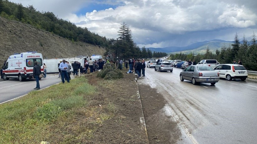 Isparta’da midibüs devrildi: 15 kişi yaralı - Resim: 4