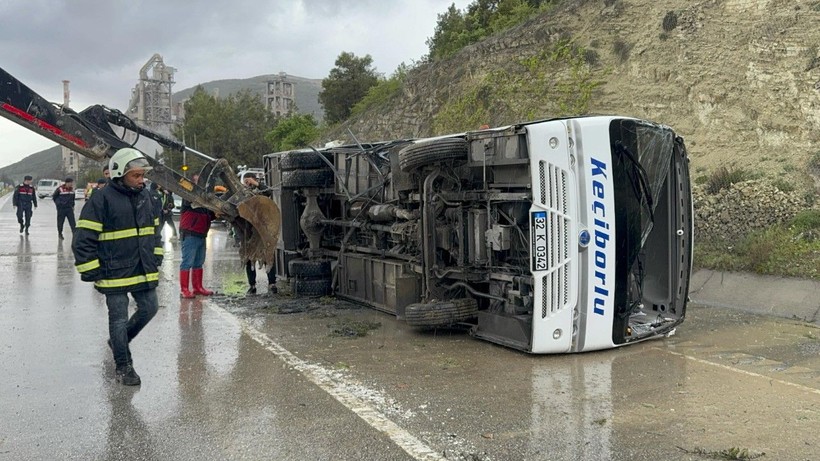 Isparta’da midibüs devrildi: 15 kişi yaralı - Resim: 6