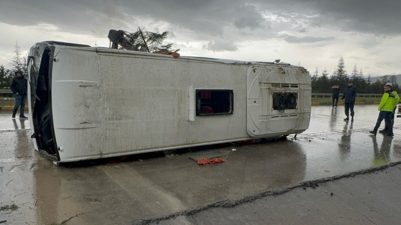 Isparta’da midibüs devrildi: 15 kişi yaralı - Resim: 7