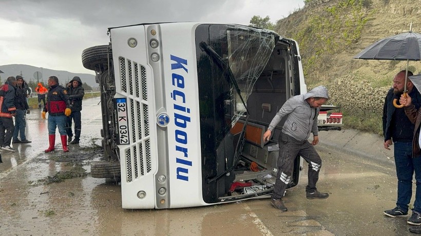 Isparta’da midibüs devrildi: 15 kişi yaralı - Resim: 8