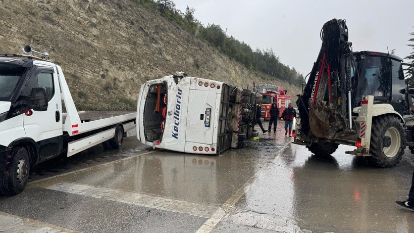 Isparta’da midibüs devrildi: 15 kişi yaralı - Resim: 9