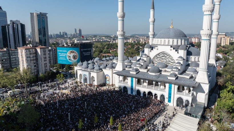 Kare kare veda: Sırrı Süreyya Önder son yolculuğuna böyle uğurlandı - Resim: 8