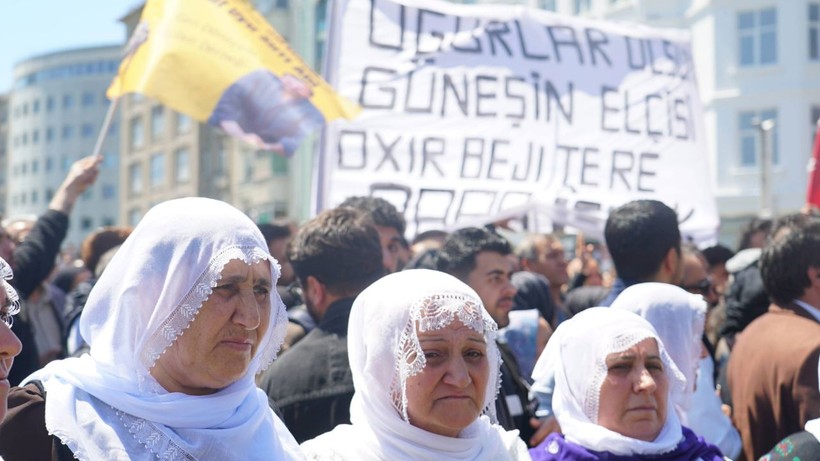 Kare kare veda: Sırrı Süreyya Önder son yolculuğuna böyle uğurlandı - Resim: 3