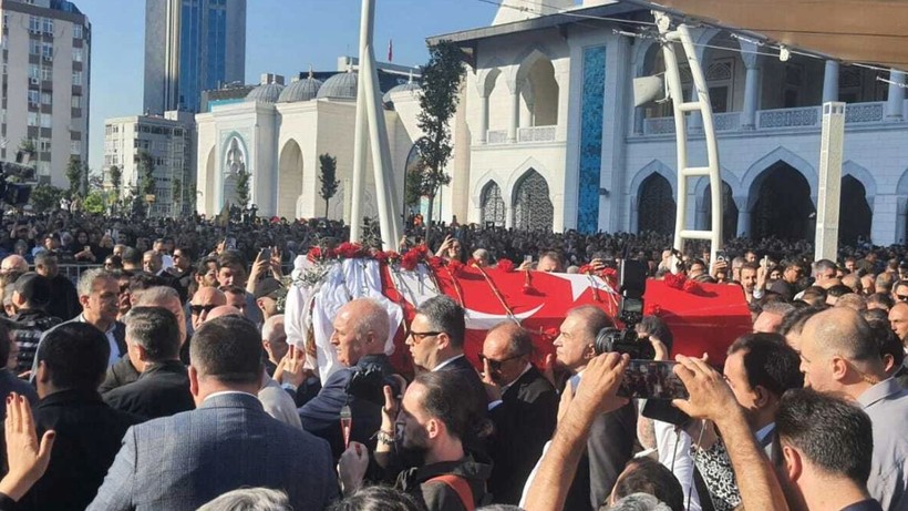 Kare kare veda: Sırrı Süreyya Önder son yolculuğuna böyle uğurlandı - Resim: 6