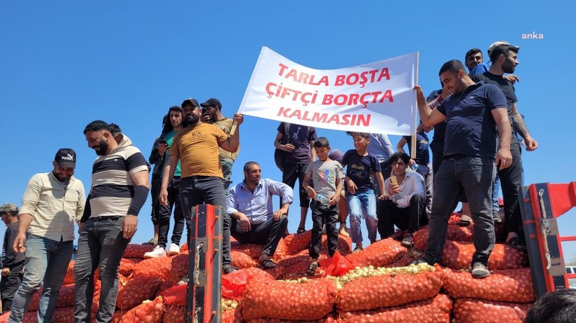 Çiftçiler soğanları dökerek eylem yaptı: 'Bizi terörist ilan ediyorsunuz, üreticiyiz' - Resim: 2