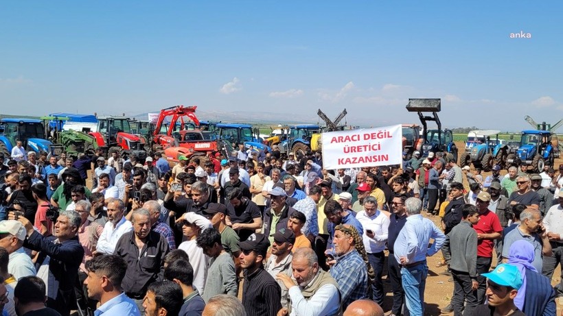 Çiftçiler soğanları dökerek eylem yaptı: 'Bizi terörist ilan ediyorsunuz, üreticiyiz' - Resim: 1