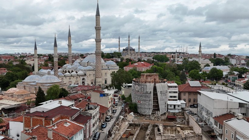 Tarihi yapıya önce beton döktüler sonra söktüler - Resim: 4