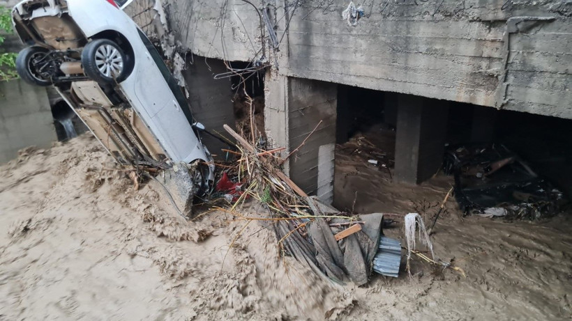 Sağanak bastırdı, araçlar suda sürüklendi - Resim: 1