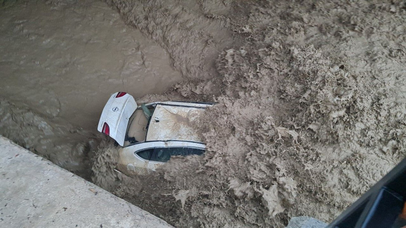 Sağanak bastırdı, araçlar suda sürüklendi - Resim: 2