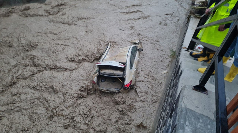 Sağanak bastırdı, araçlar suda sürüklendi - Resim: 3
