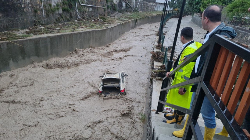 Sağanak bastırdı, araçlar suda sürüklendi - Resim: 4