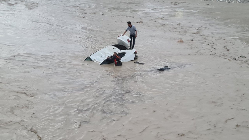 Sağanak bastırdı, araçlar suda sürüklendi - Resim: 5