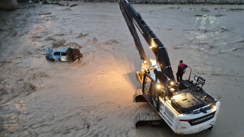 Sağanak bastırdı, araçlar suda sürüklendi - Resim: 6
