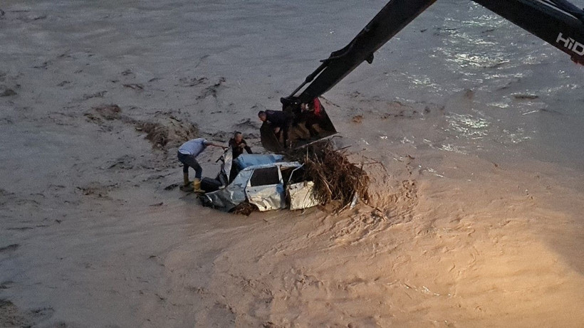 Sağanak bastırdı, araçlar suda sürüklendi - Resim: 7