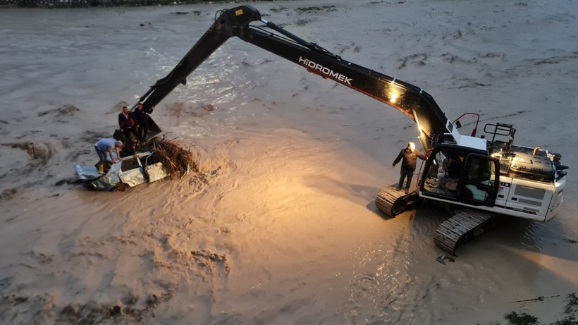 Sağanak bastırdı, araçlar suda sürüklendi - Resim: 8