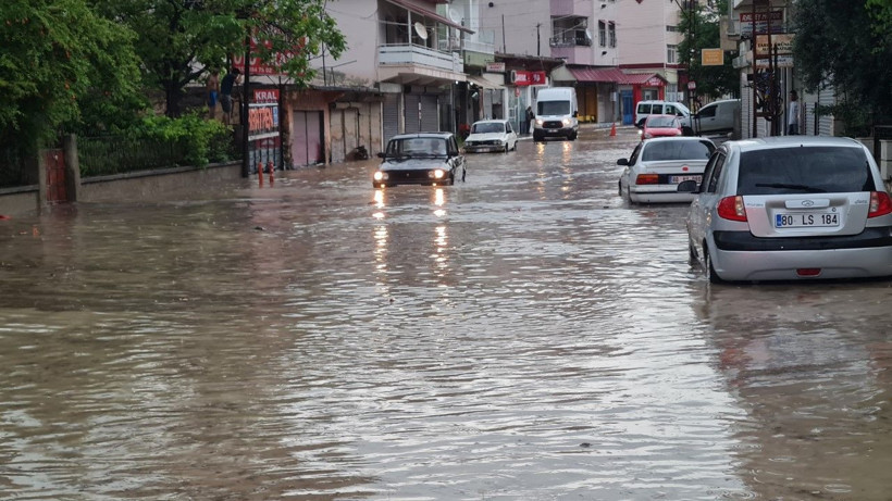 Sağanak bastırdı, araçlar suda sürüklendi - Resim: 9