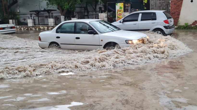 Sağanak bastırdı, araçlar suda sürüklendi - Resim: 10