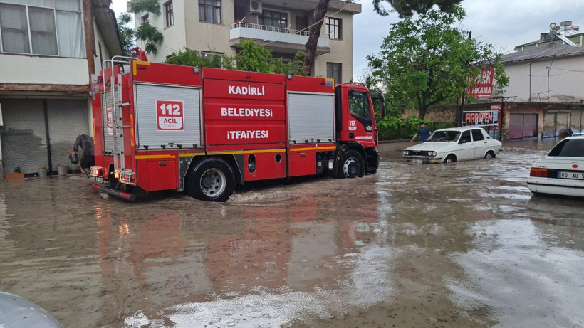 Sağanak bastırdı, araçlar suda sürüklendi - Resim: 11