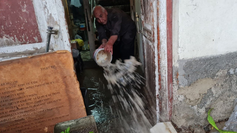Sağanak bastırdı, araçlar suda sürüklendi - Resim: 12